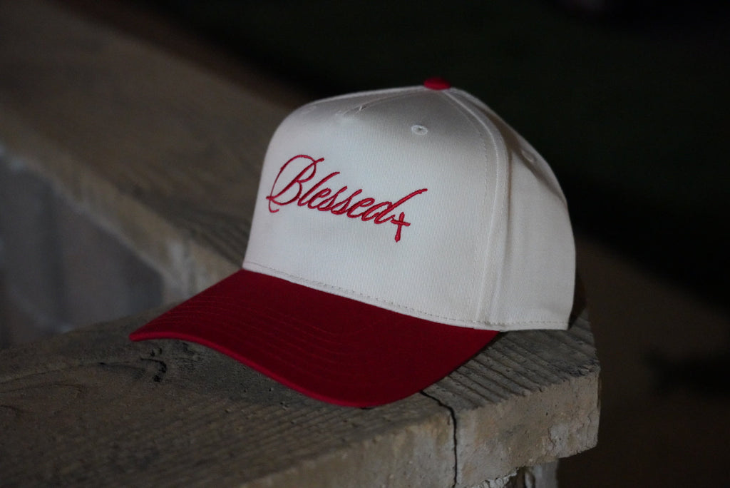 Blessed Cap – Edición Cream & Red Sarie Attire