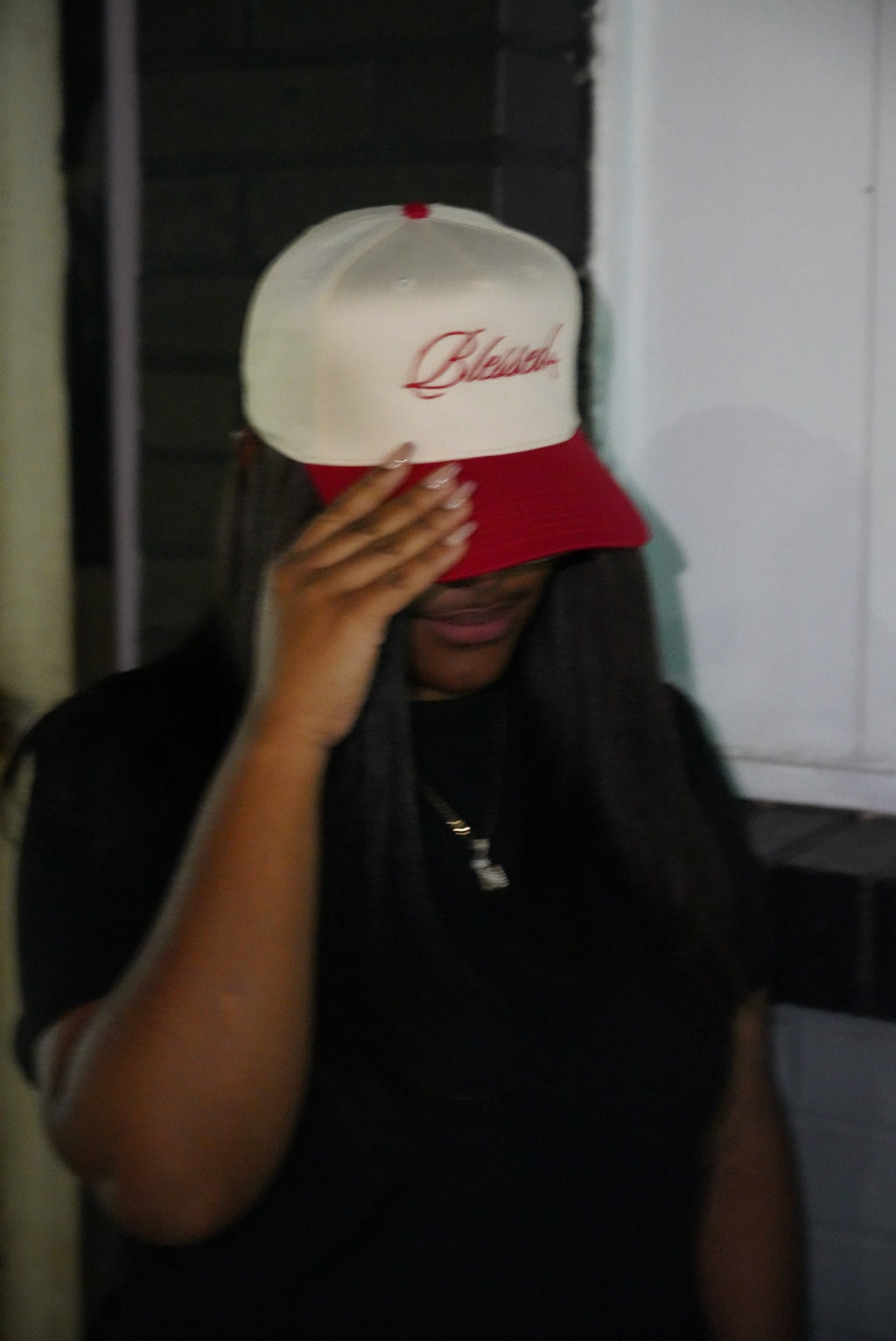 Blessed Cap – Edición Cream & Red Sarie Attire